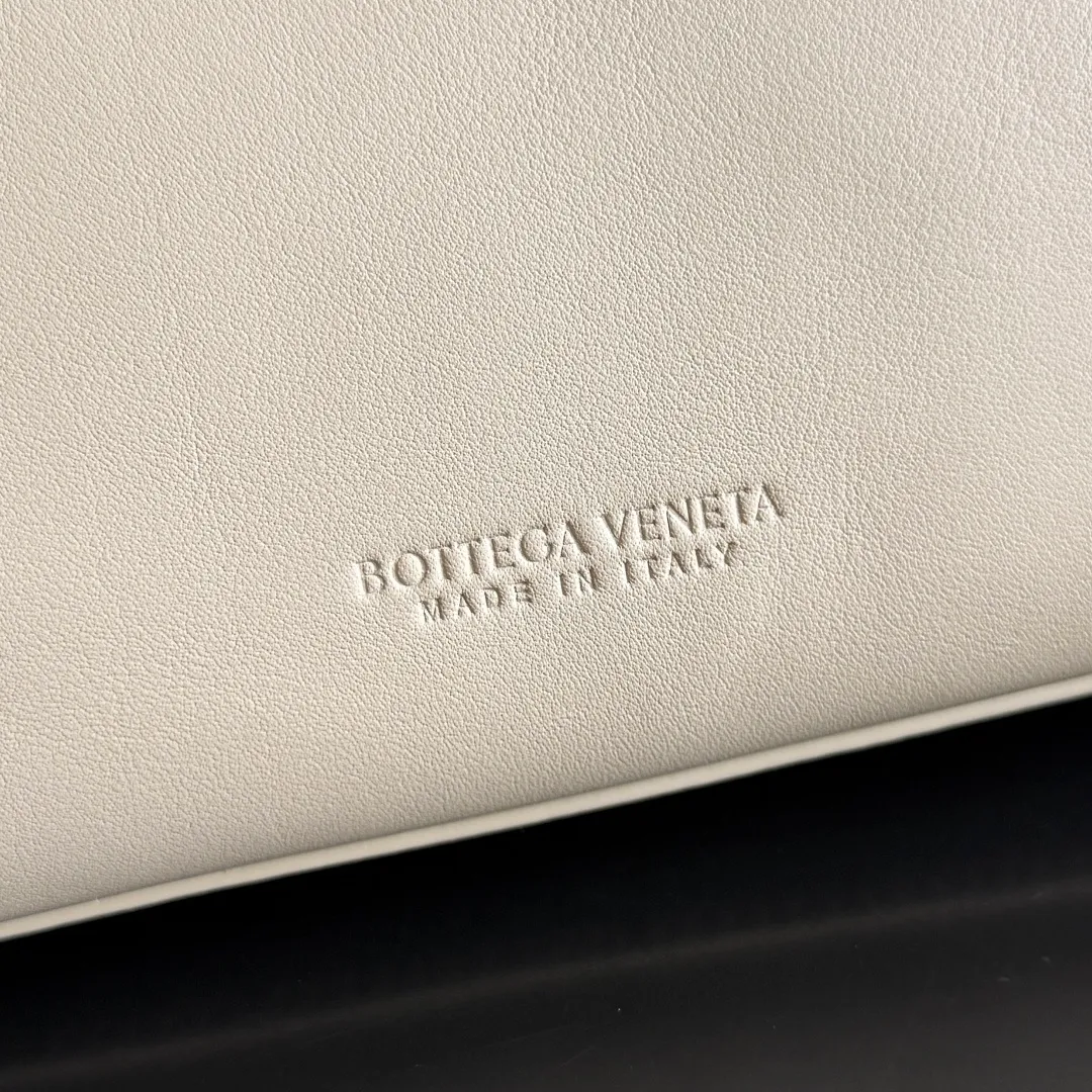 Batch 2060 BottegaVeneta Latest Ciao Ciao Bag Silky cowhide two-way flap handbag with signature twist detail, hidden hook closure, flap can be fastened to the front or attached to the INTRECCIATO woven internal pocket, comes with an adjustable and removable crossbody strap, internal compartment, and also features a zippered pocket. The surprise flap has various shapes. Style 1 - Cover the bag surface, exposing the knot and knot decoration. Style 2 - Place the flap inside the bag. A buckle is also designed. Style 3 - The U-shaped position of the top handle in the hand bag. Style No.: 835835 Size: 26*19*10.5cm